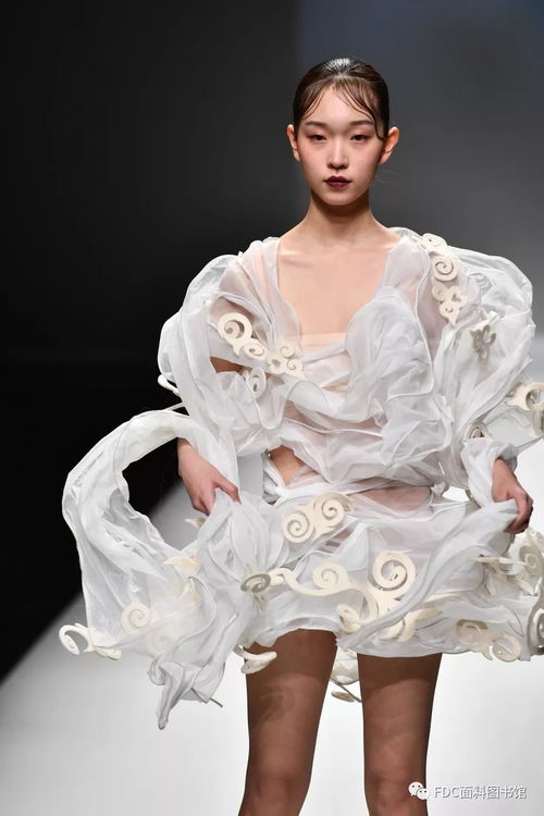 饕餮盛宴 彝族服飾在中國國際時裝周上大放異彩，服裝輔料的匠心演繹